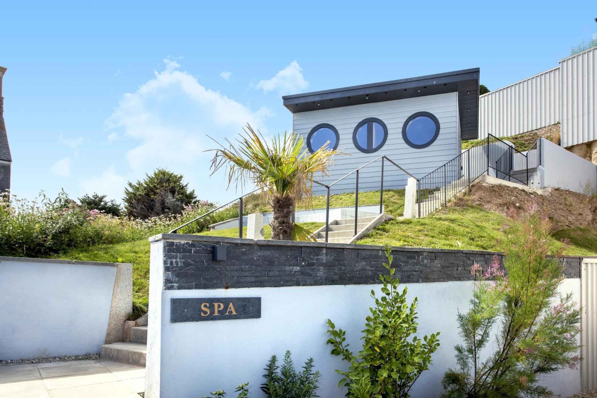 Drake With Hot Tub * Torpoint